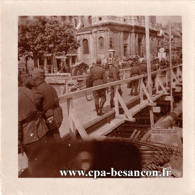 BESANÇON - Soldats allemands sur le pont Battant - années 1940.